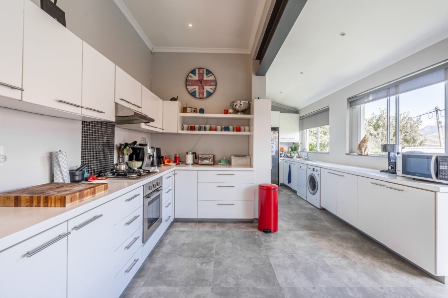 To Let 3 Bedroom Property for Rent in Wynberg Upper Western Cape